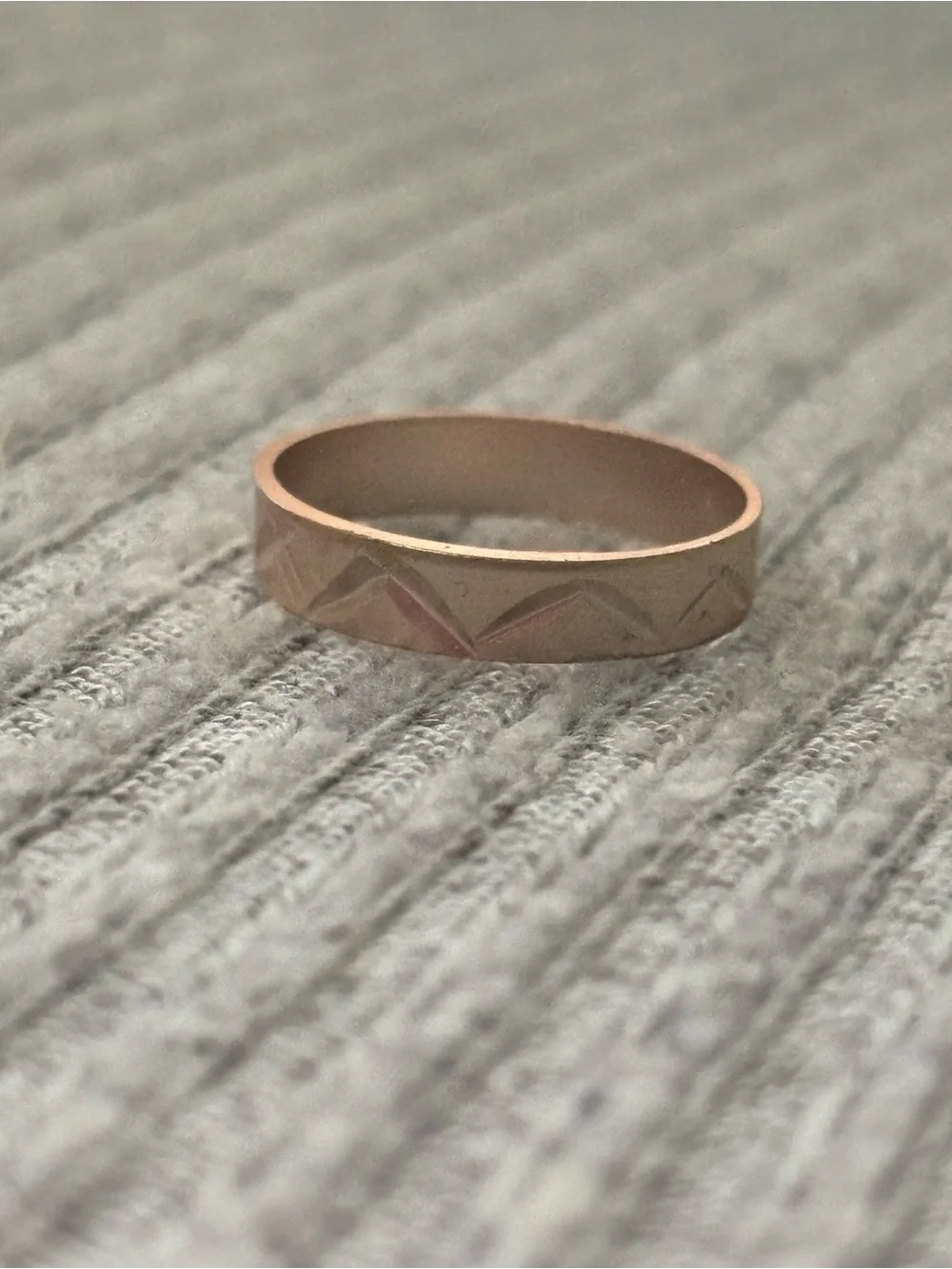 Vintage size 6-6.5 copper tone engraved triangular patterned ring